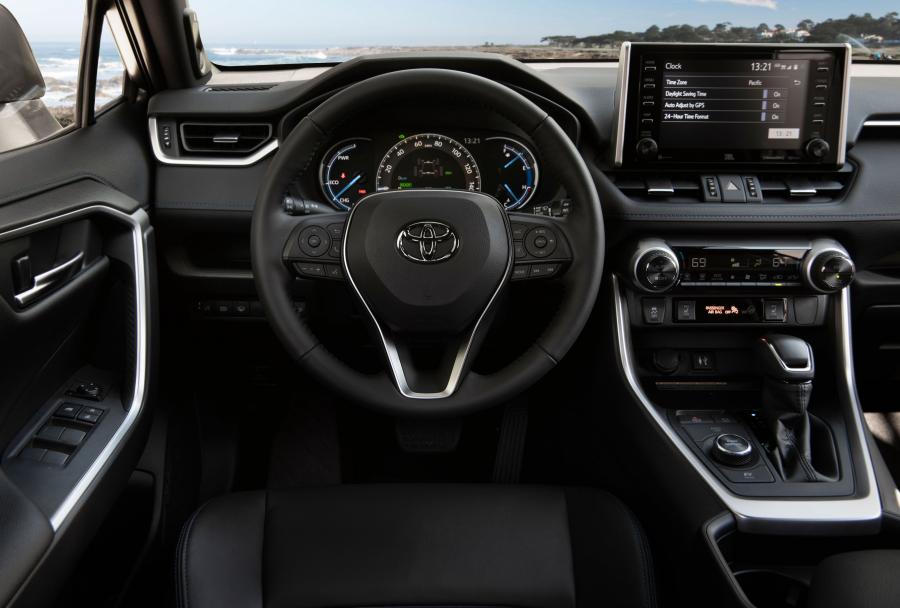 Панель приборов Toyota RAV4 XSE Hybrid 2018 года  (NA) (фото 46 из 71)